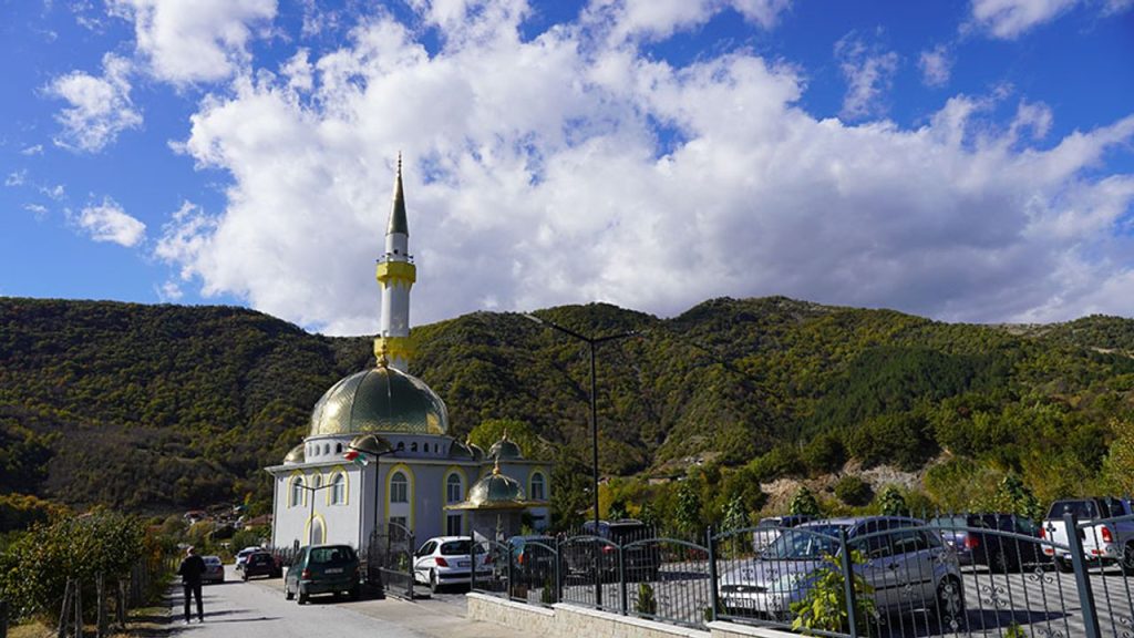 Bulgaristan'da 'Rodop Dağları'nın İncisi' Altın Camii, imece usulüyle inşa edildi