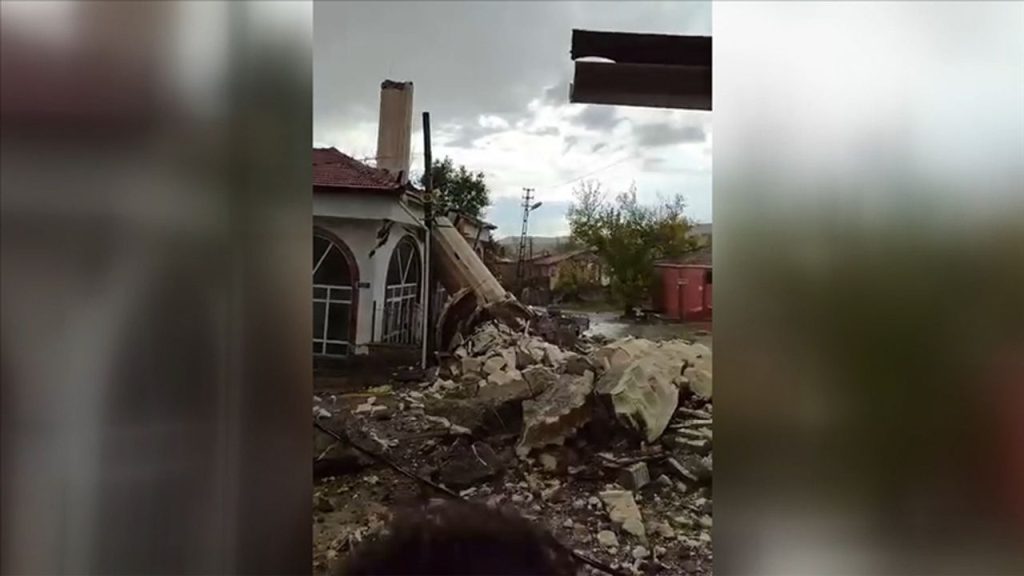 Ankara'da etkili olan fırtına nedeniyle bir caminin minaresi yıkıldı