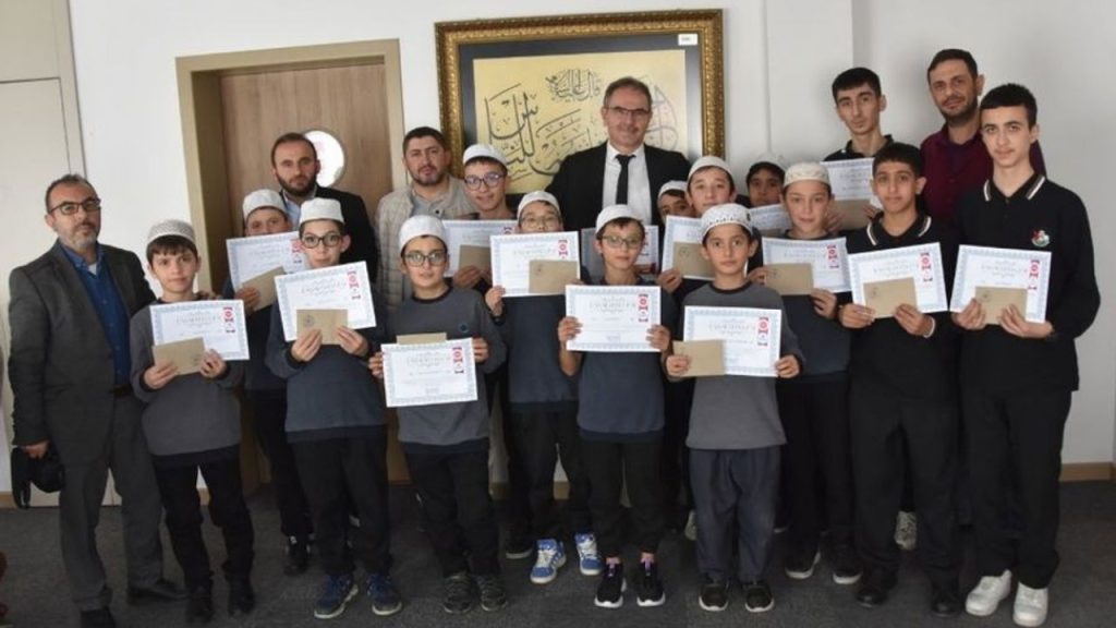 Başarılı hafızlar ödüllendirildi