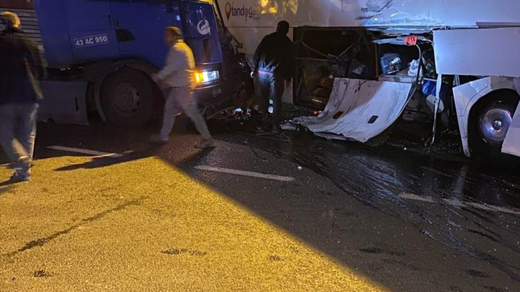 Bilecik'te tur otobüsü ile tır çarpıştı, 20 kişi yaralandı