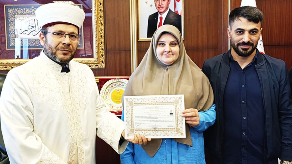 Polonya uyruklu kadın Bingöl'de Müslüman oldu