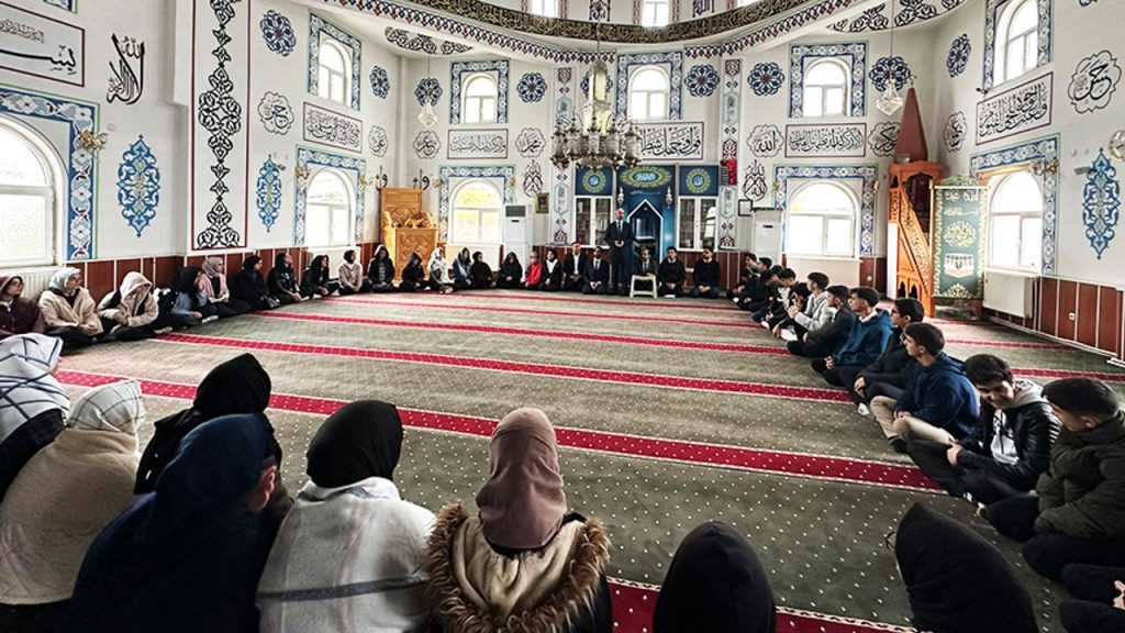 Van'da öğrenciler camide buluştu