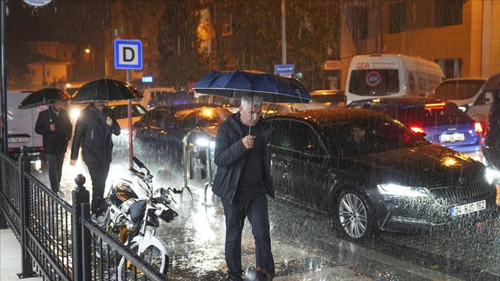 Depremin merkez üssü Sındırgı'da sağanak etkili oluyor