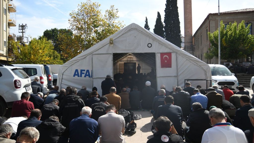 Depremin merkezi Sındırgı'da cuma namazı Şerifpaşa Meydanı'nda kılındı