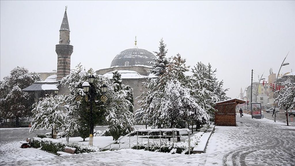 Erzurum şehir merkezi ekim ortasında karla kaplandı