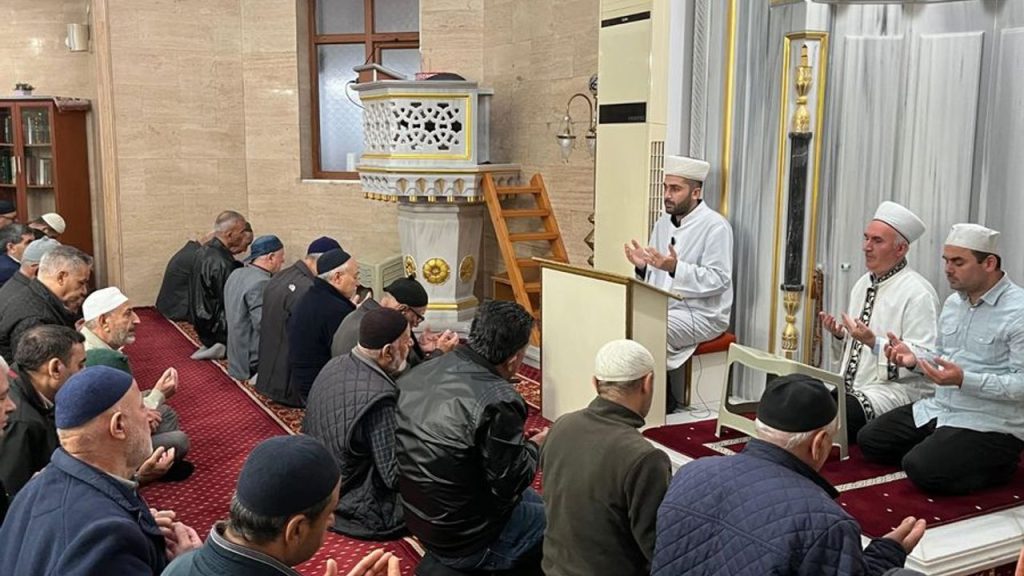Esenler'de sabah namazı buluşmalarında ellere semaya kalktı