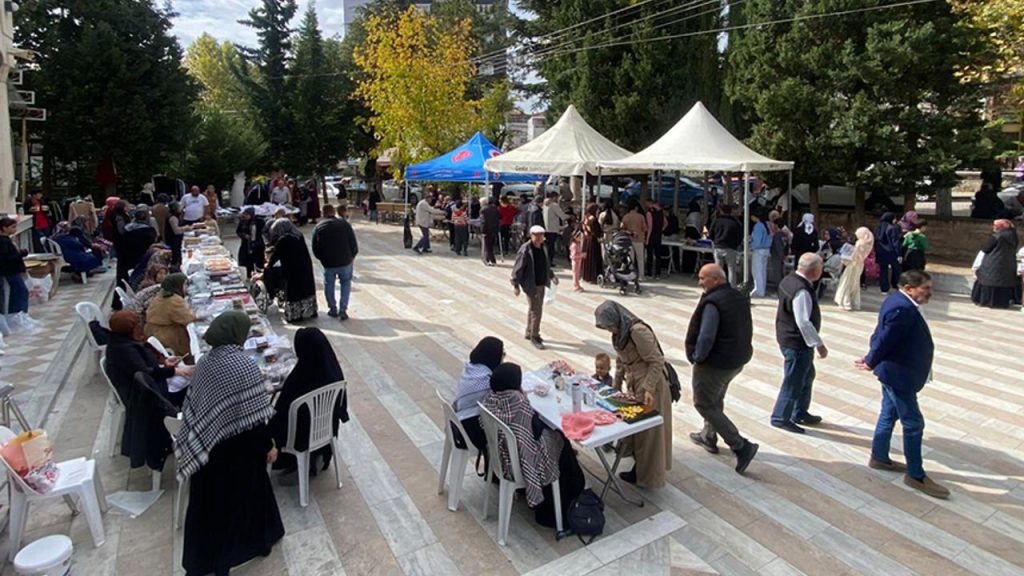 Gediz'de hayır çarşısı yoğun ilgi gördü