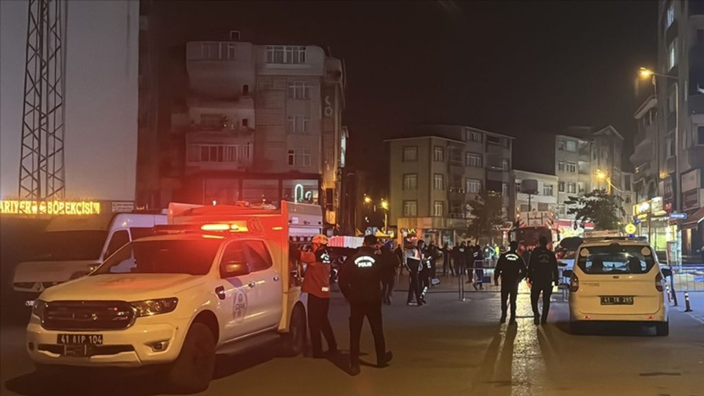 Kocaeli'de çöken apartmanın yakınındaki 3 bina daha tedbiren boşaltıldı