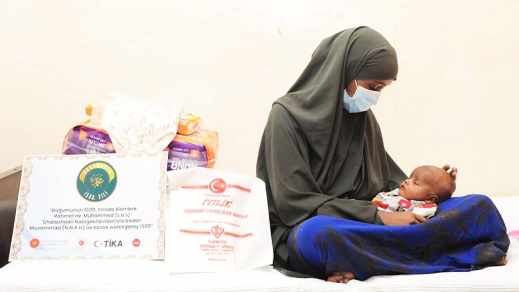 Mogadişu'da Hz. Peygamber'in doğumunun 1500. yılına özel hediyeler dağıtıldı