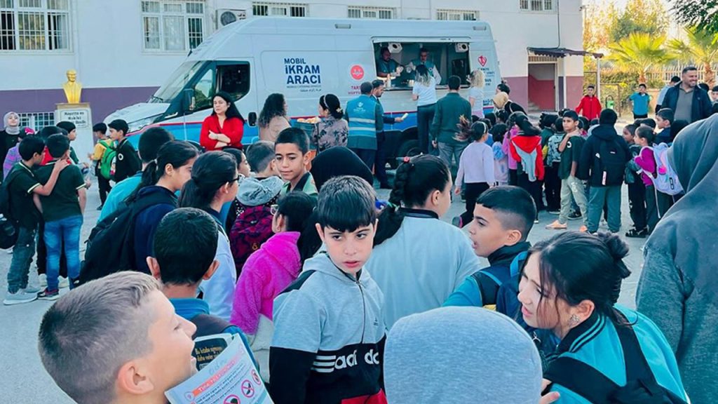 Müftülükten öğrencilere sıcak ikram
