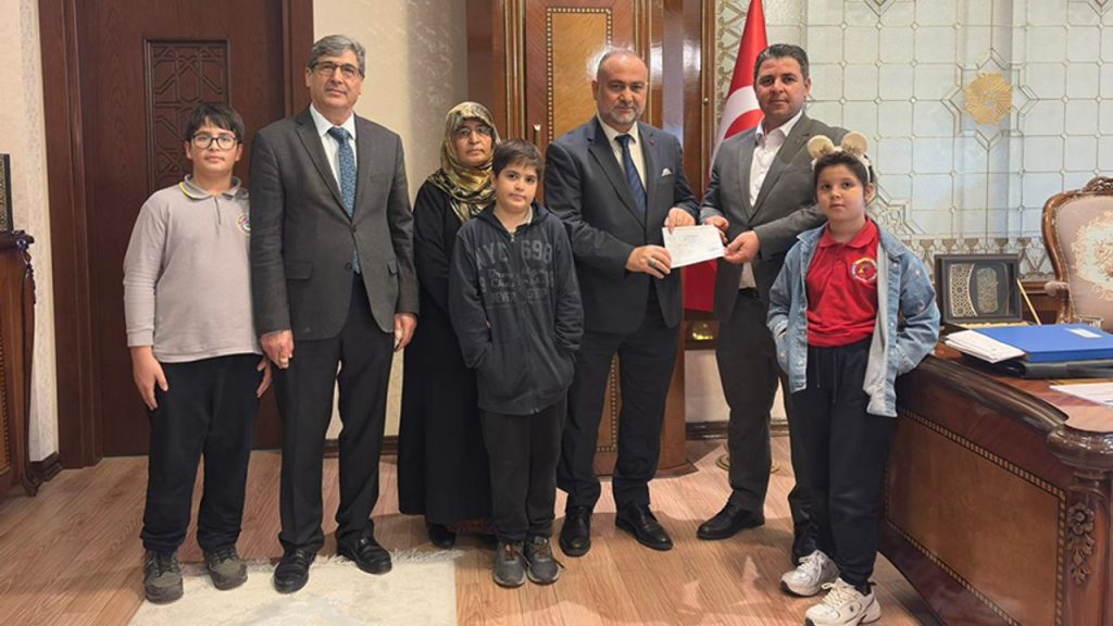 Adana Selahaddin Eyyubi İmam Hatip Ortaokulu'ndan Filistin'e destek