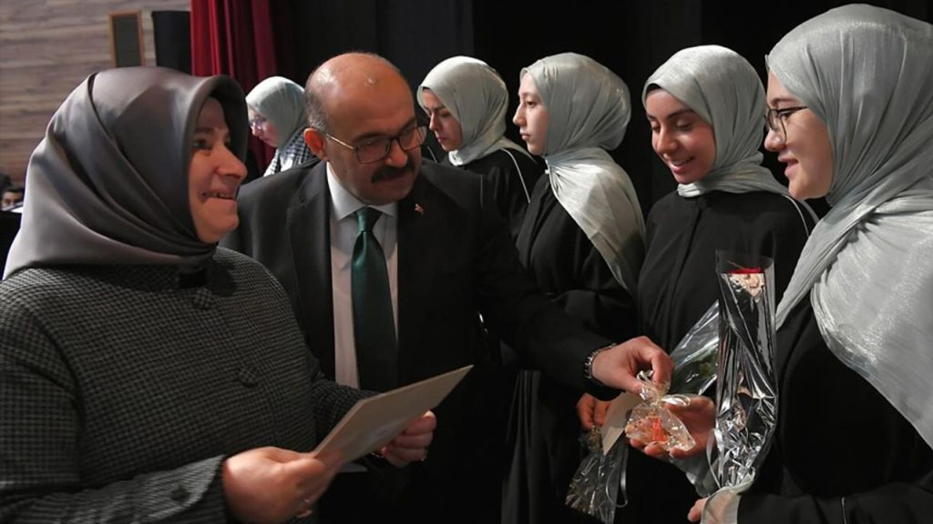 Vali Ustaoğlu, Altıeylül'de hafızların sevincine ortak oldu