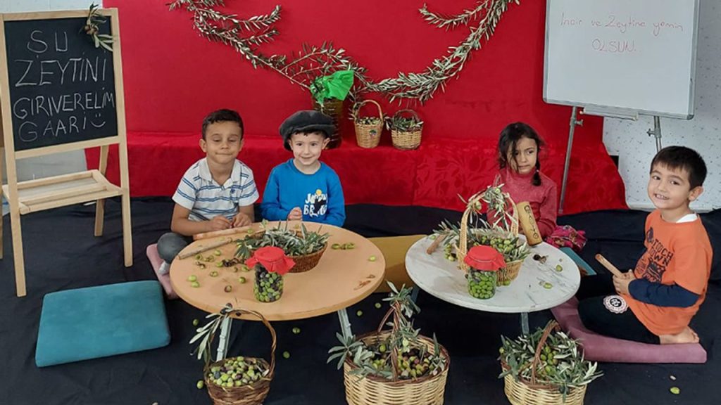 Anamur'da miniklerden 'zeytin kırma' etkinliği