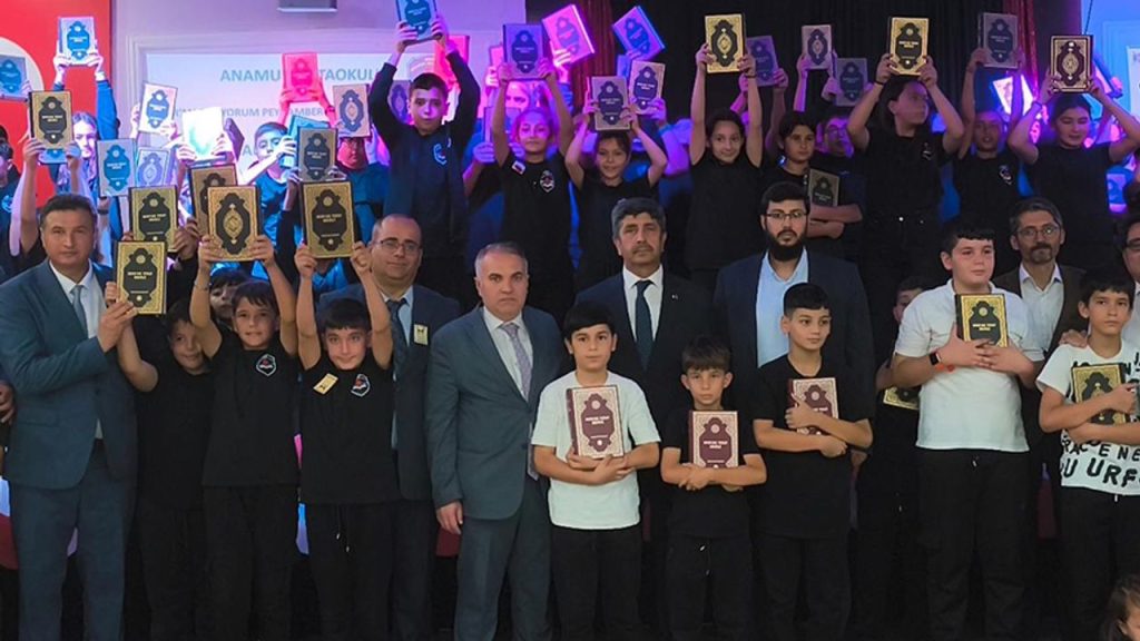 Anamur'da öğrencilere Kur'an hediye edildi
