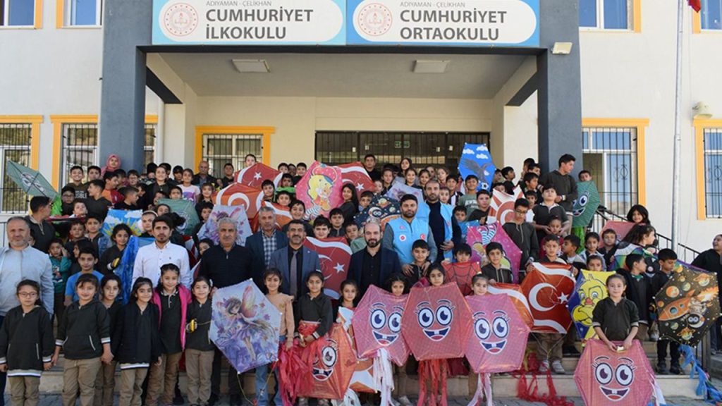 Çelikhan Diyanet gençlikten uçurtma şenliği