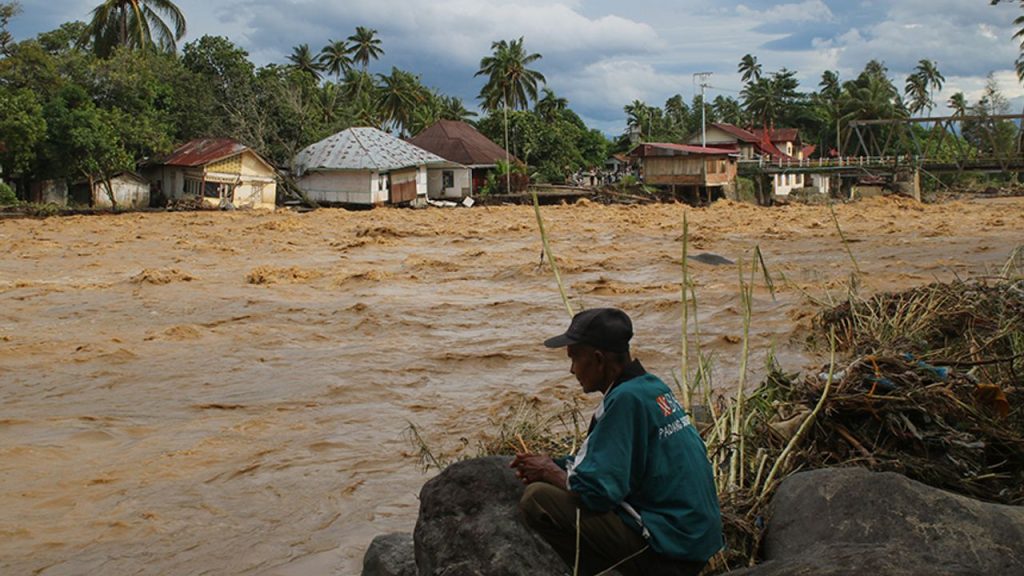 Endonezya'da şiddetli yağışların yol açtığı afetlerde ölenlerin sayısı yükseliyor