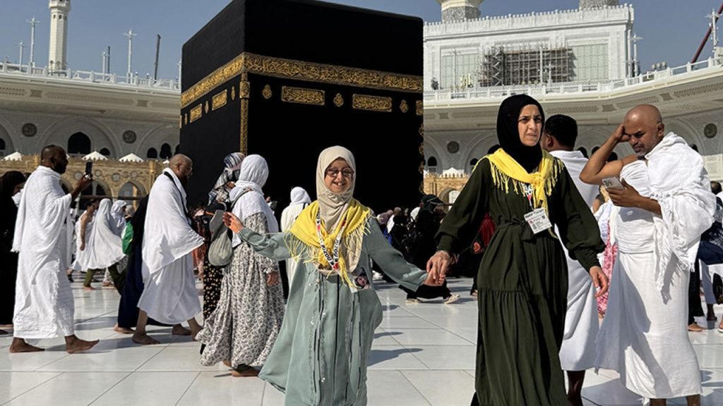 Nadir görülen gen hastası Esma, Kabe hayaline kavuştu