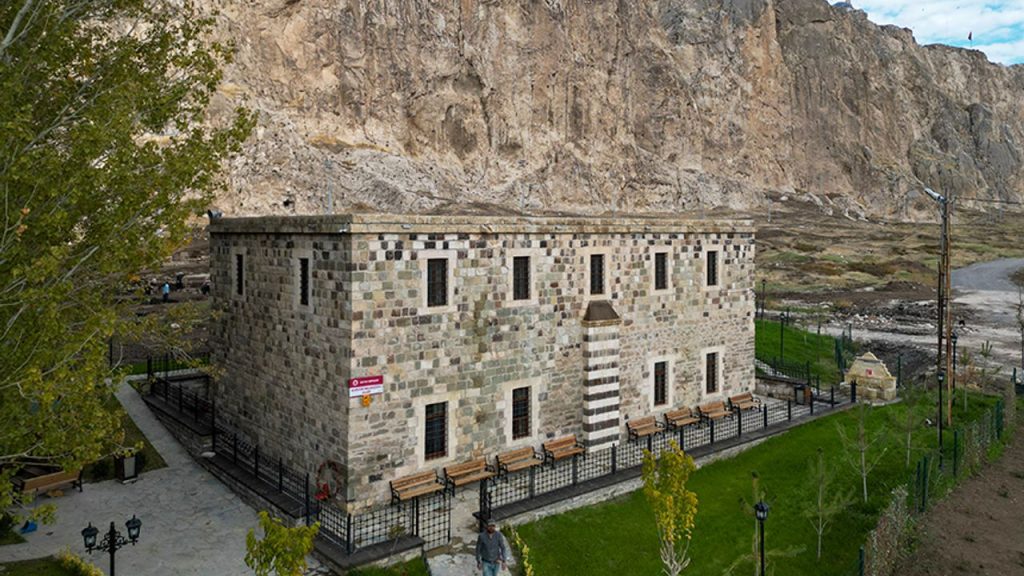 Tarihi Horhor Camii, cemaatiyle buluştu