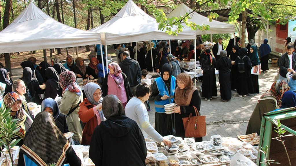 Karabük'teki 'Hayır Çarşısı'na yoğun ilgi