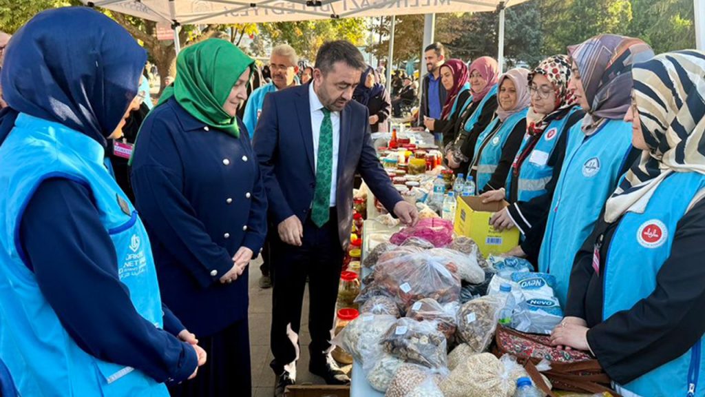 Kayseri'de Gazze yararına "Hayır Çarşısı" açıldı