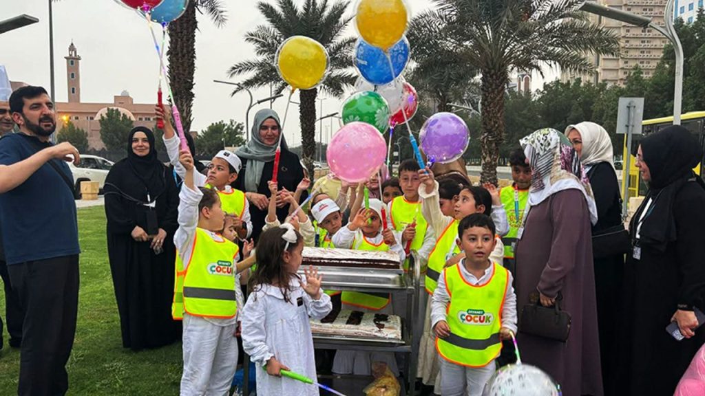 Minik umreciler Mekke'de buluştu