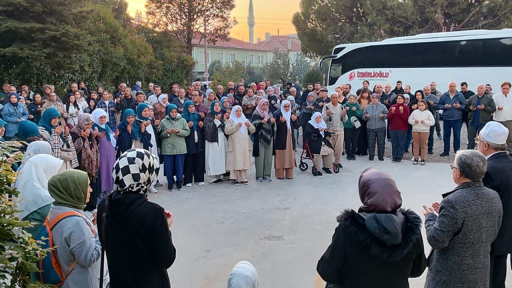 Muğla'da umreciler dualarla yola çıktı