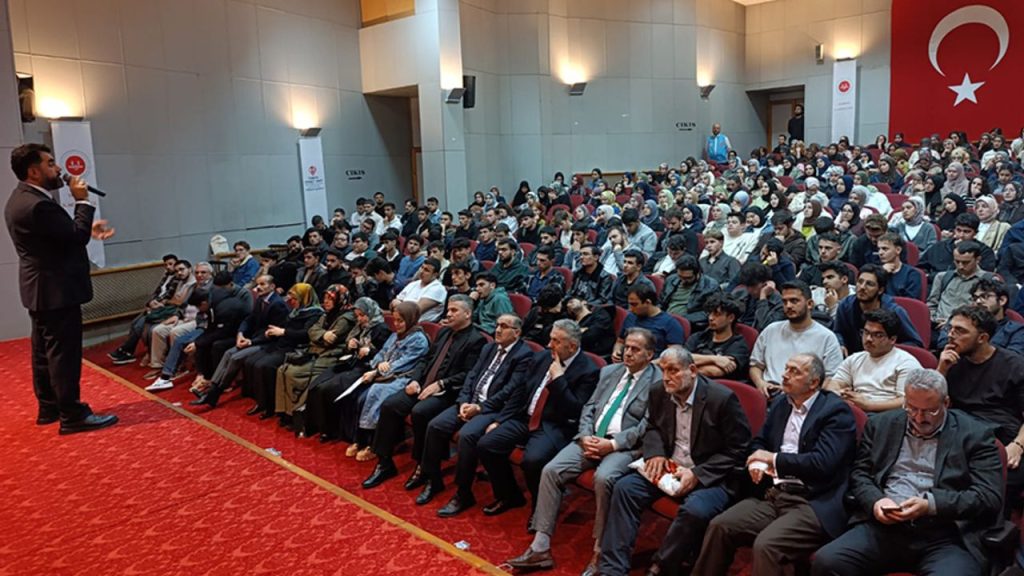 Trabzon'da gençler, din görevlileriyle okuyor