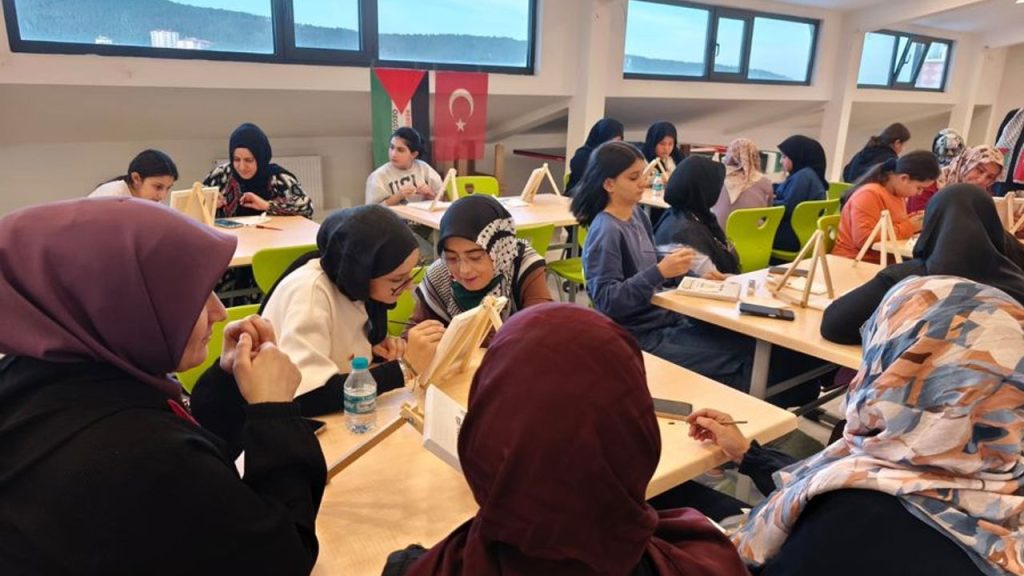 Sultanbeyli'de anne-kız namaz kampı düzenlendi