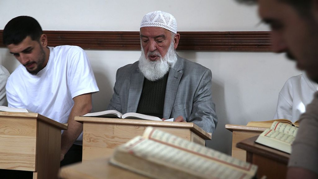 Yıllarca hafız yetiştiren 75 yaşındaki Osman hoca gençlerle yan yana ezber tazeliyor