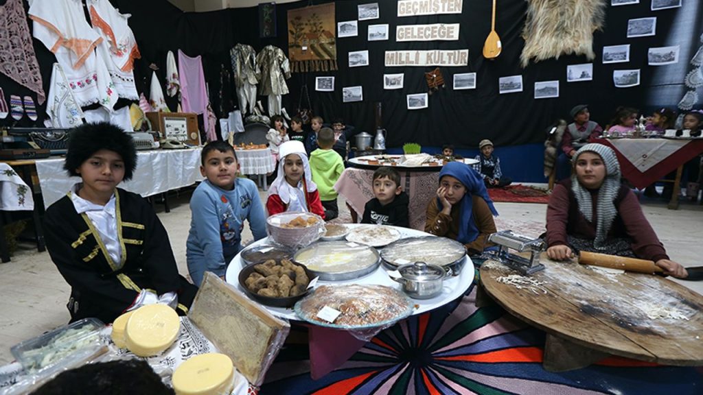 Asırlık eşyalarla geçmişten geleceğe köprü kuruldu