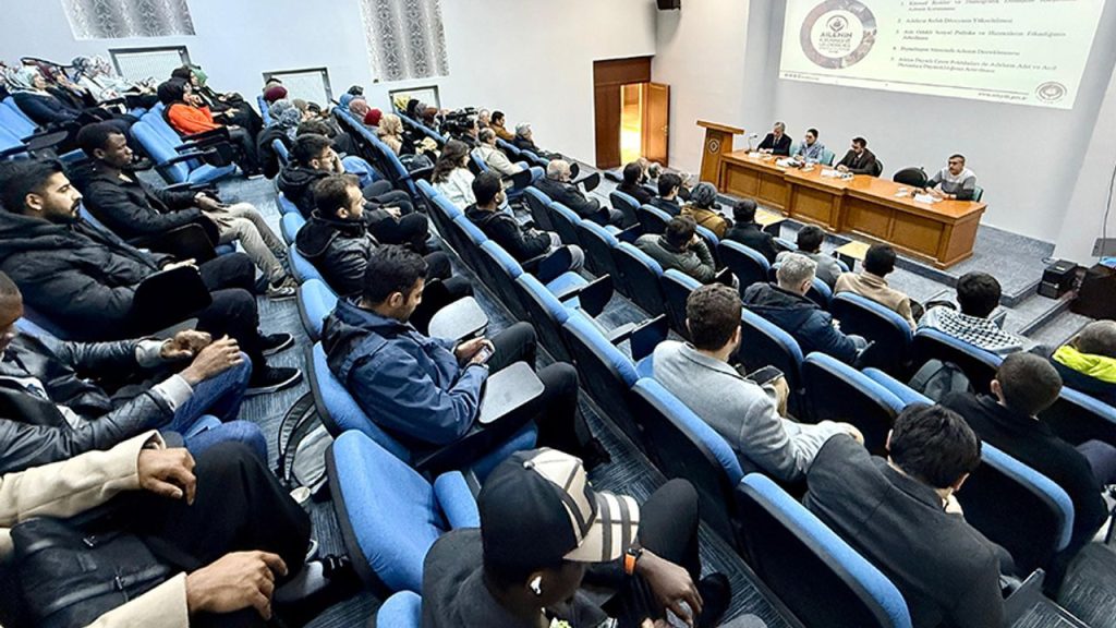 Kayseri'de "Ailemiz Geleceğimiz" paneli düzenlendi