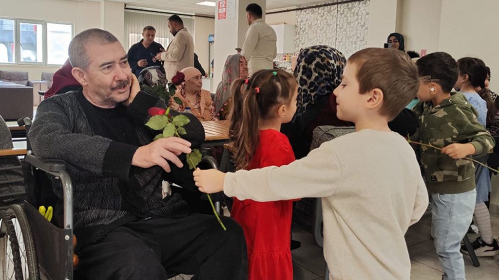 Antalya'da miniklerden büyüklere ziyaret