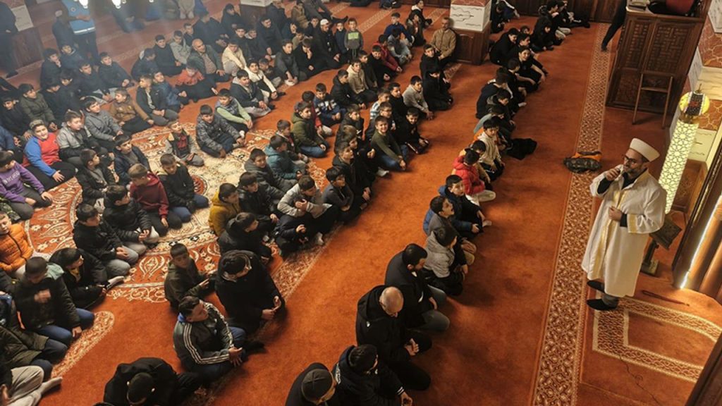 Havran'da gençler camide buluştu