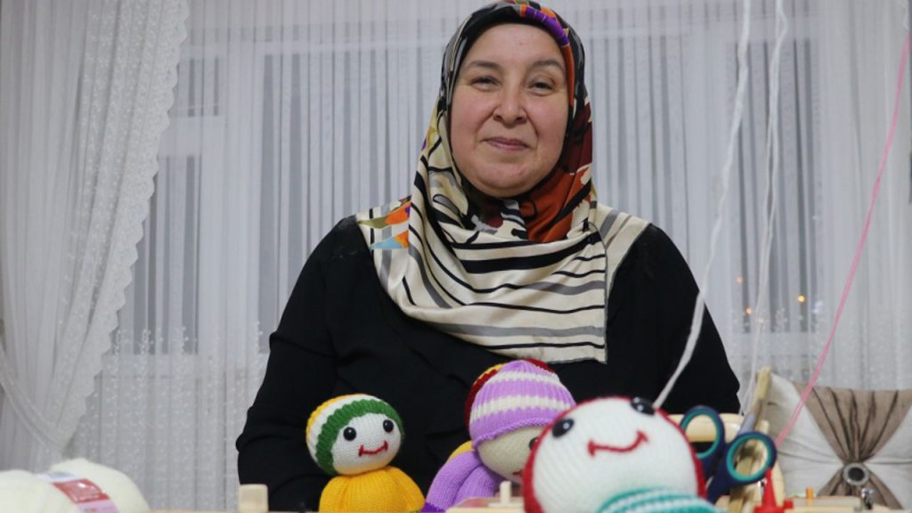 Ördüğü bebeklerle kimsesiz çocukları mutlu ediyor