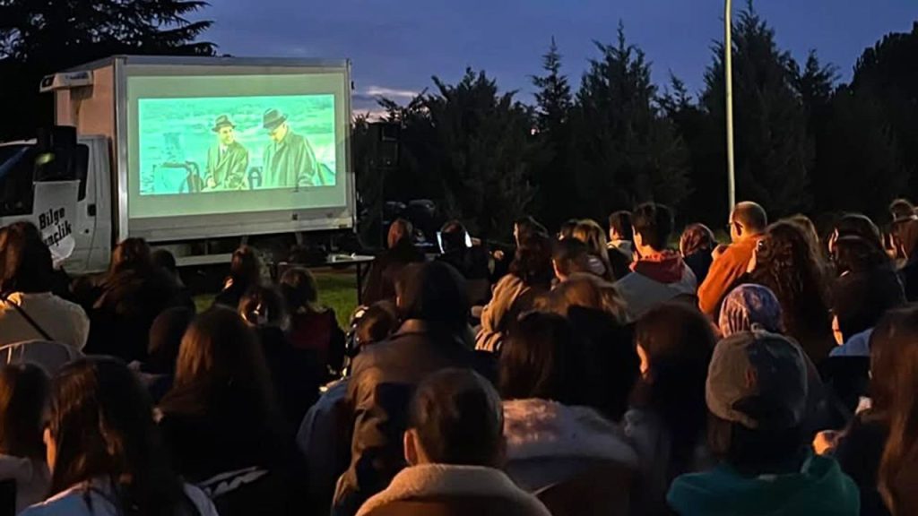 Bilge gençlik, açık hava sinema etkinliğinde buluştu