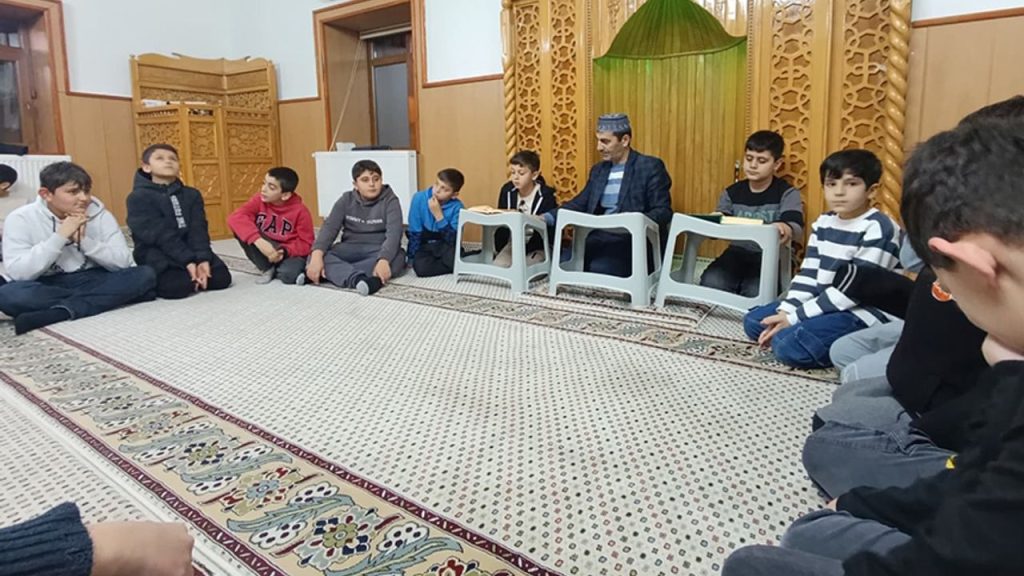 Bingöl'de çocuklar camide buluştu