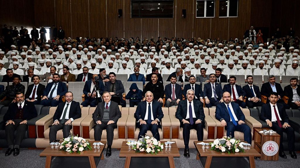 Diyarbakır'da 3. dönem aday din görevlileri mezun oldu