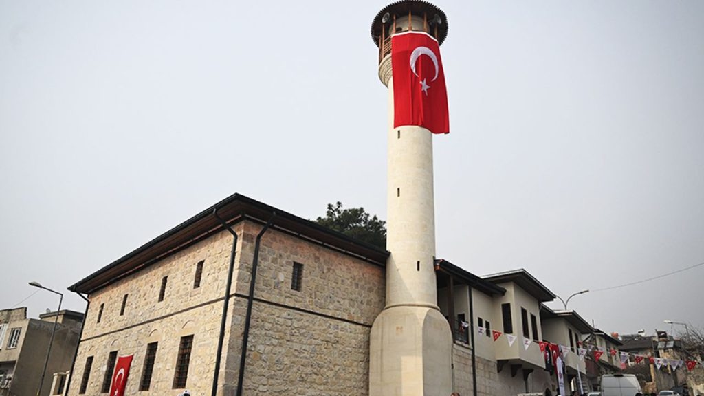 Depremde yıkılan Duraklı Camii yeniden inşa edildi