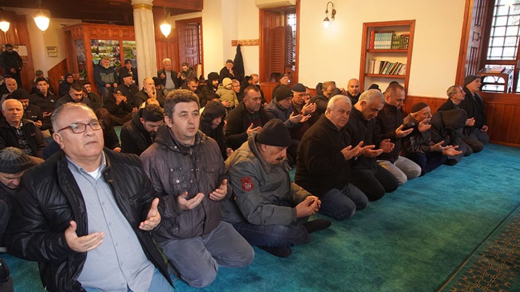 Edirne'deki Dar'ül Hadis Camii'nde dua geleneği yaşatılıyor