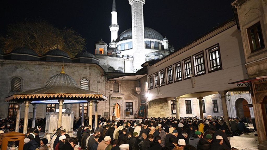 Eyüp Sultan Camii'nde üç ayların başlaması dolayısıyla dua edildi