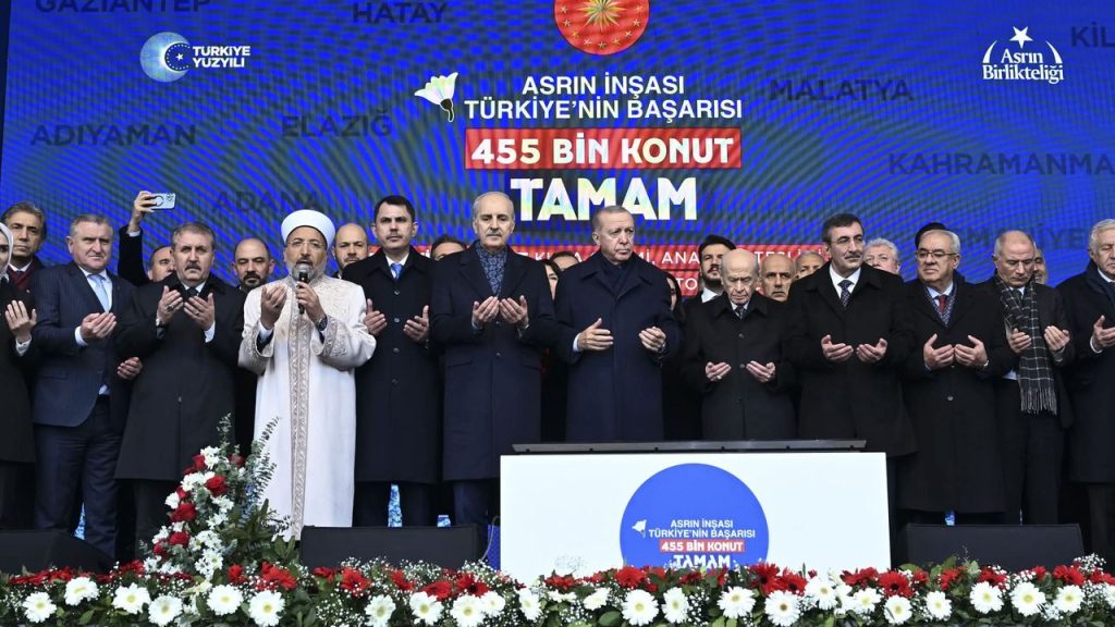 Depremzedeler, dualarla evlerine kavuştu