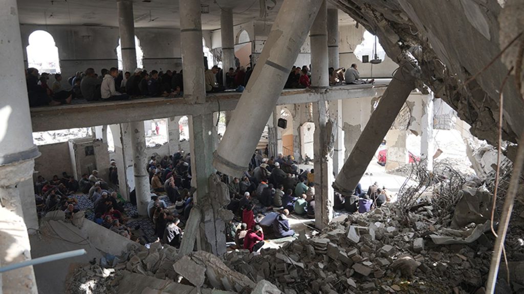 Gazze'deki cami enkazında cuma namazı kılındı