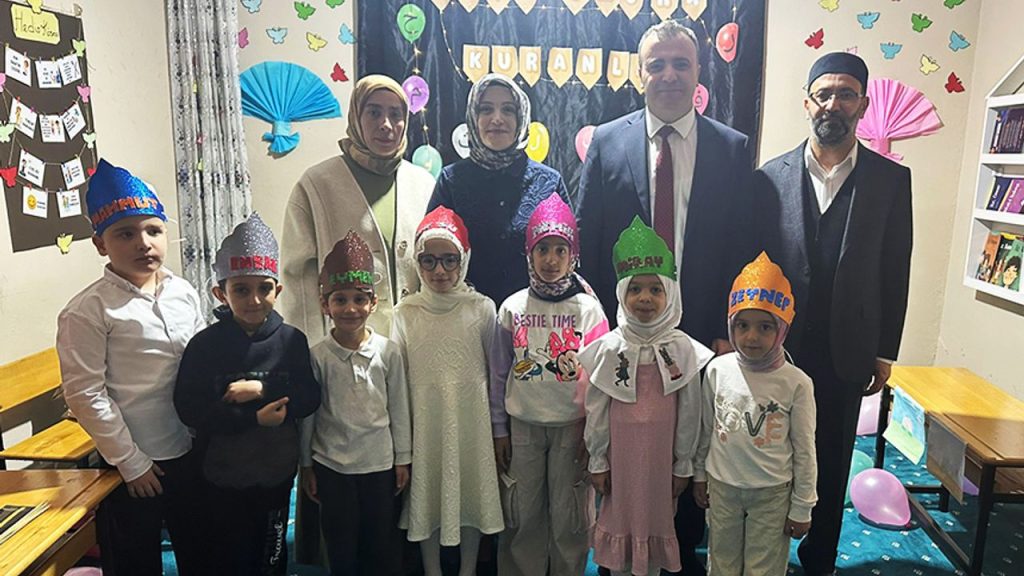 Gevaş'ta çocuklar Kur'an'a geçmenin sevincini yaşadı
