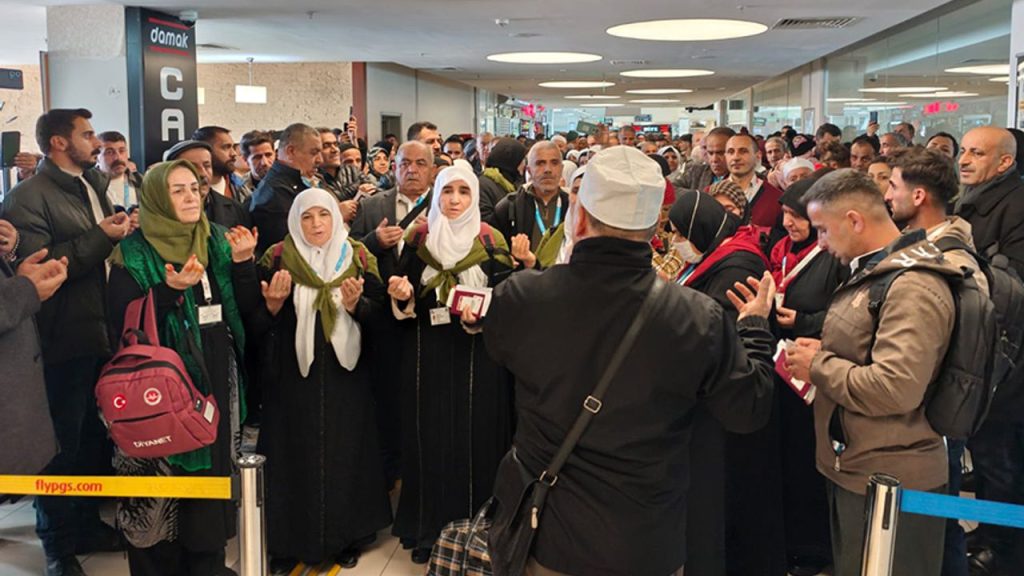 Hakkarili umreciler dualarla uğurlandı