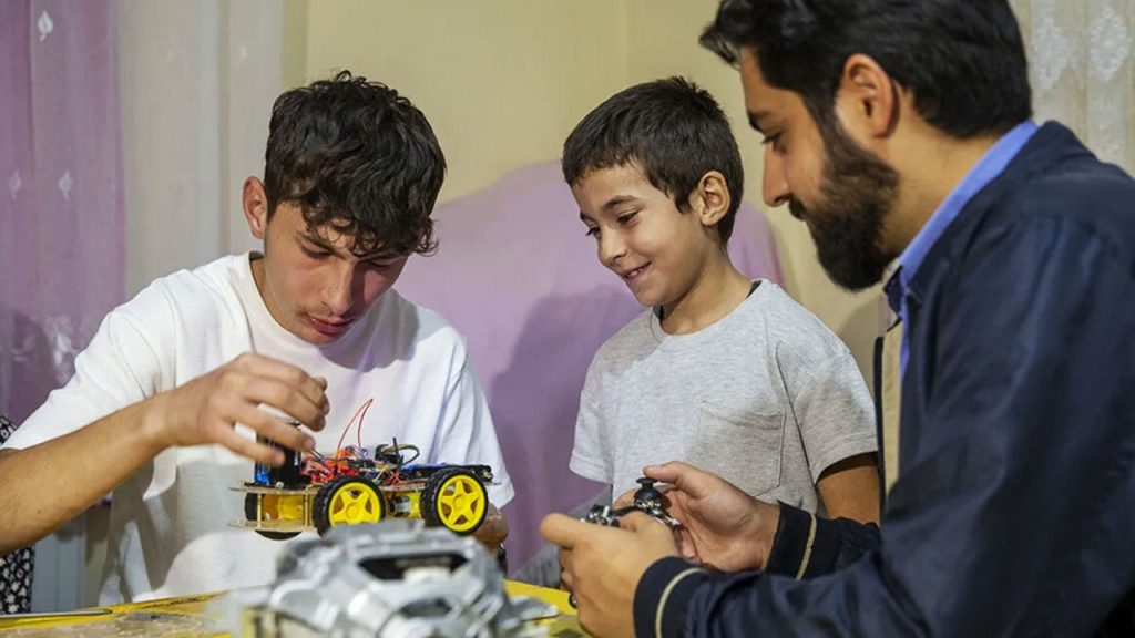 Teknoloji meraklısı imamla genç, kumandalı mini araba üretti