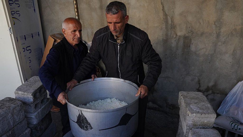 25 yıldır yoksullara ve yolculara yemek ikram ediyor