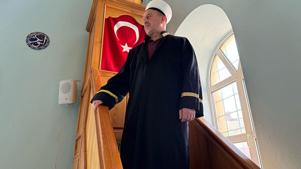 Isparta'da 35 yıldır aynı camide görev yapan imam gönüllere dokunuyor