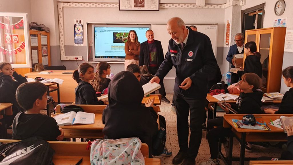 Isparta'da öğrencilere Kur'an hediye edildi