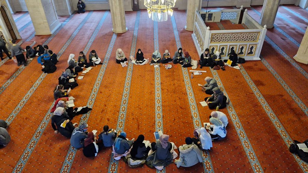 Kastamonu'da gençler camide "Kitap Okuma Etkinliği" yaptı