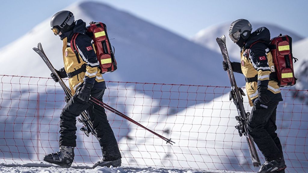 Palandöken'de "kayaklı 112 sağlık ekibi" görev başında